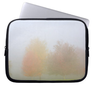 Nedgångträd som döljas i mist laptop sleeve