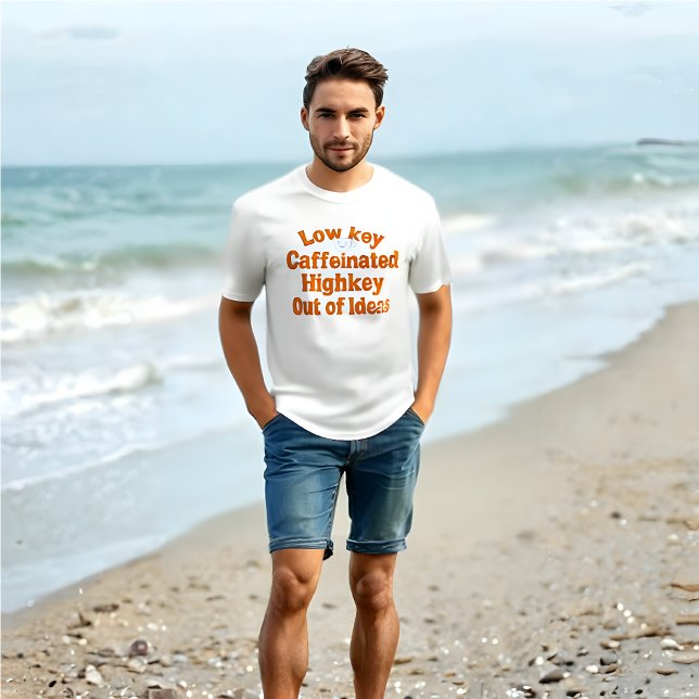 Nedre koffeinfri, högtonsfrankerad - T-Shirt (Lowkey Caffeinated, Highkey Out of Ideas – Funny Meme White T-Shirt)