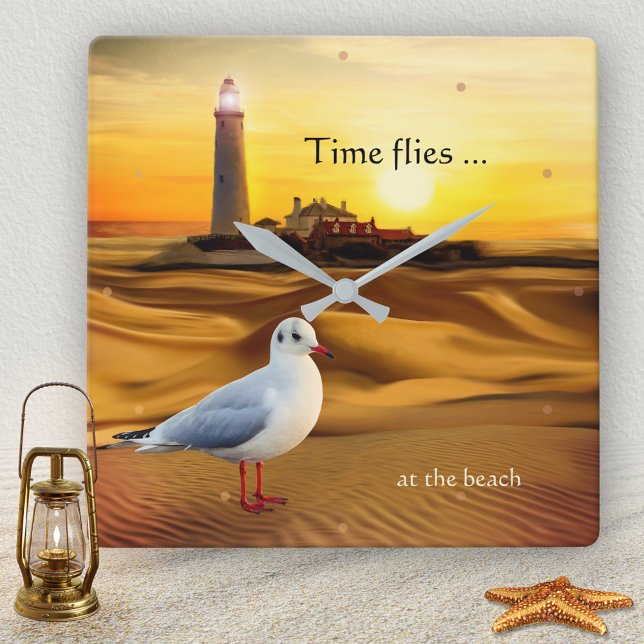 Nedre väggklocka för fiskmås fyr (Wall clock featuring a beach with lighthouse at sunset with a beautiful seagull)