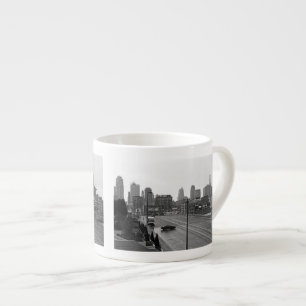 Nedtown Kansas City Skyline-Black och White Photo Espressomugg
