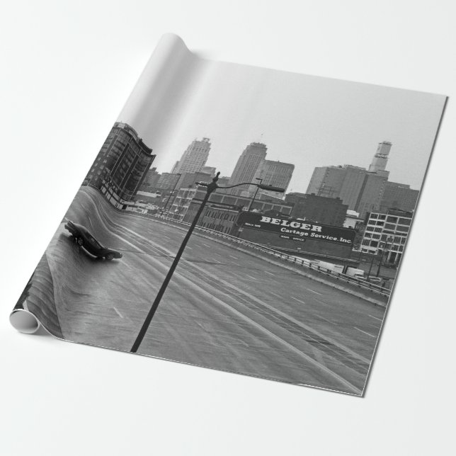 Nedtown Kansas City Skyline-Black och White Photo Presentpapper (Utrullad)