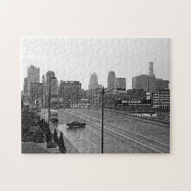 Nedtown Kansas City Skyline-Black och White Photo Pussel (Horisontell)