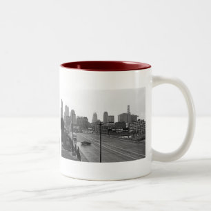 Nedtown Kansas City Skyline-Black och White Photo Två-Tonad Mugg