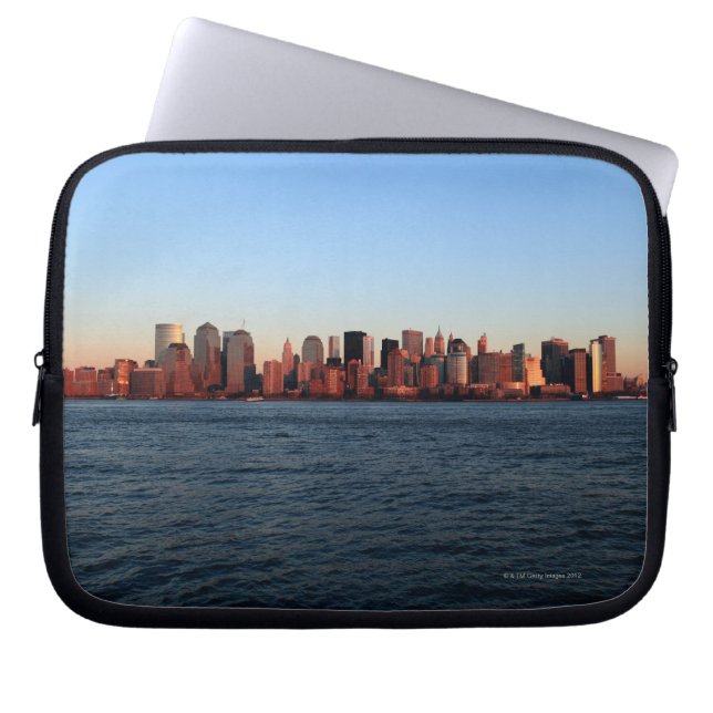 Nedtown Manhattan vid dusk Laptop Sleeve (Framsidan)