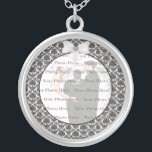 Neecklace-rundan i Silver vid Damask Elegance Bröl Silverpläterat Halsband<br><div class="desc">Anpassa det här söt halsbandet att ha som bröllopsfavörer på bröllopsmottagningen eller att ha en själv som en hågkomst till din speciella dag. Detta halsband är också perfektens gåva till bruden på hennes möhippa. Anpassa genom att lägga till fotot.</div>