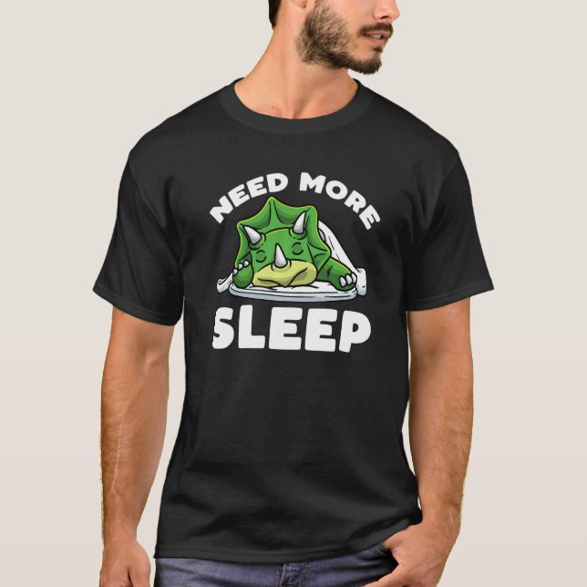Need More Sleep Napping Triceratops Dinosaur Sleep T Shirt (Framsida)