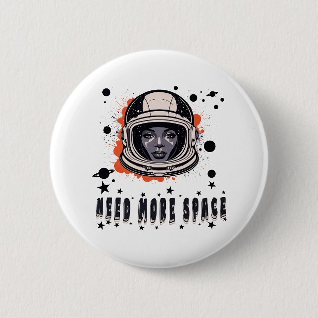 Need More Space Astronaut Button, Cosmic Accessory Knapp (Framsida)