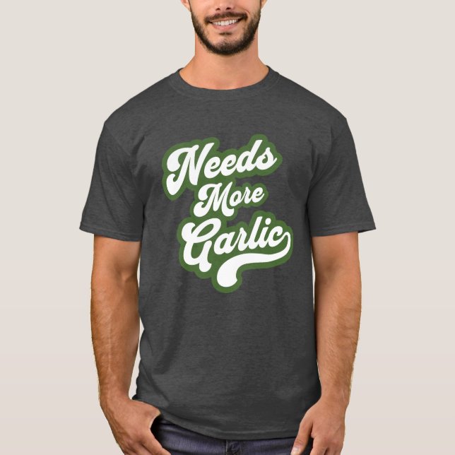 Needs More Garlic Shirt – Funny food Lover design T (Framsida)