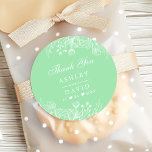 Neo Mint Modern White Blommigt Bröllop Tack Runt Klistermärke<br><div class="desc">Neo Mint Modern White Blommigt Bröllop Tack Classic Round Sticker. Den här vackra,  moderna designen har nymint och vitt accentuerat med botaniska blommor av rustisk blommigt. Perfekt för vår. Anpassa anpassad design med egna detaljer.</div>
