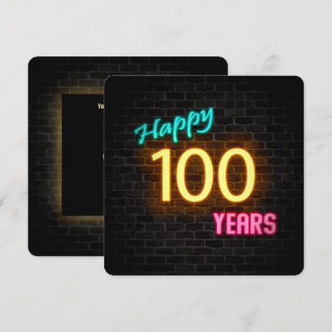 Neon 100-års födelsedagsskylt som lyser på tegel inbjudningar