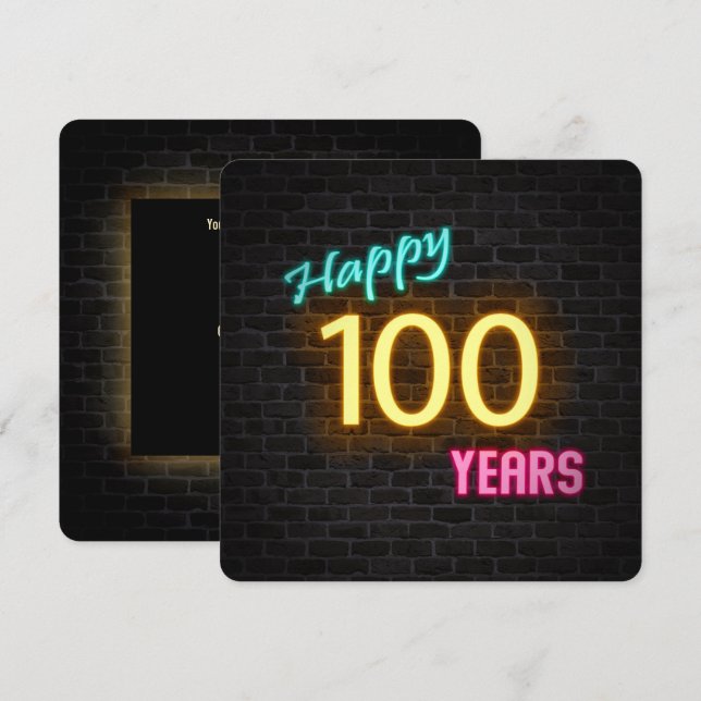 Neon 100-års födelsedagsskylt som lyser på tegel inbjudningar (Fram/baksida)