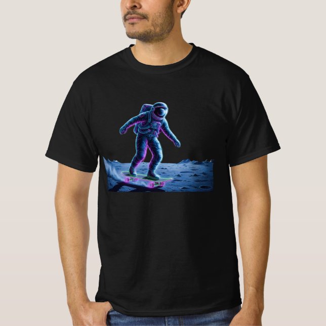 Neon Astronaut Skateboarding on the Moon T Shirt (Framsida)