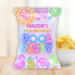 Neon Bassäng Party Chip Bag Wrapper Reklamblad<br><div class="desc">Tillsätt lite luft till dina snacks med våra Bassäng Party Chip-slagskålar! Med en livfull nydesign som visar hela roligten inslag i bassäng party - från ett glödande sol och handflatan träd till bassäng flyter och flamingos - är det säkert att dessa innerförpackningar gör stänk vid ditt evenemang. Omgiven av lekande...</div>