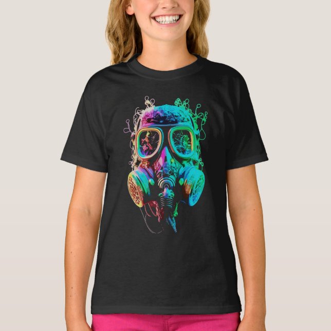 Neon Gas Mask: Vibrant Chaos Art T Shirt (Framsida)