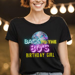 Neon Glow Disco Boll tillbaka till Retro Party på  T Shirt<br><div class="desc">Ta med dina gäster till 1980-talets vibrationstid med vår utformning av Neon Glow-Födelsedagsfesten med 1980-talets fet och levande,  nyfödda färg,  fluorescerande pinkar,  elektriska blues och nyfödda .</div>