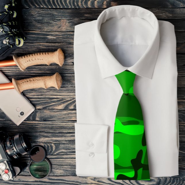 Neon grön till mörkgrön kamouflage slips (Lime green camo necktie is featured on an assemblage of outdoor accessories.)