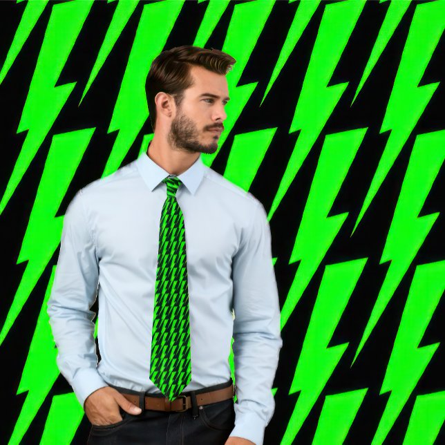 Neon Grönt och Black Lightning Bolt Necktie Slips (Man wears a tie with a neon green lightning pattern on black.)