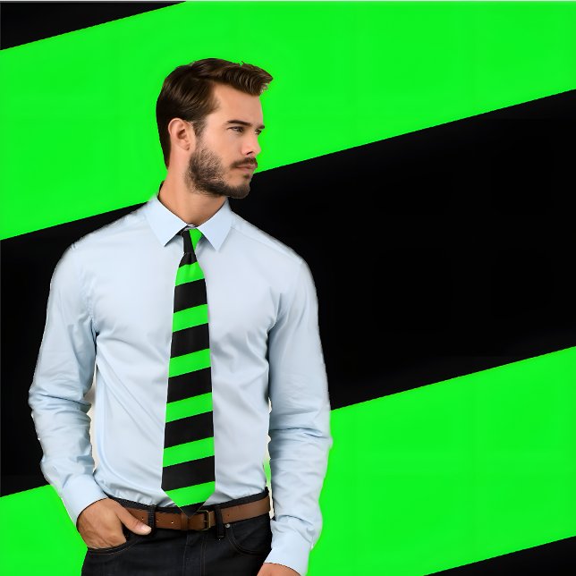 Neon Grönt och Black Stripe (tjockt Rand) Slips (Man wears neon green and black striped tie. He stands against green and black striped background.)