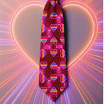 Neon Kärlek - Red Slips<br><div class="desc">Vi presenterar vår Manar Tie som har en lekfull mönster av nyburen regnbåge kärlek hjärtan på djup röd bakgrund. Den här tiden är perfekten för att lägga till ett färg-popup till din utrustning och uttrycka din roligt och klara personlighet. Ta er ur folkmassan med detta öga-fångstredskap som säkert kommer att...</div>