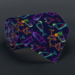 Neon Lycklig Hour Fifties Cocktails på Black Slips<br><div class="desc">Gör en påstående! En modern reflektor mönster av neon shock rosa, kalkgrönt, orange, turkos och kalkgröna blandade drycker och cocktails mot svart bakgrund. Denna halslips är coola för kontoret, en natt på stan, en bröllop, din egen bröllop-ceremoni, för brudgummen eller marskalkarna eller manar som gåva till ge, make, bror eller...</div>