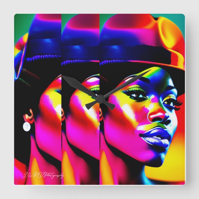 NEON MUSE: Elektrisk Iridescens Fyrkantig Klocka (Framsida)