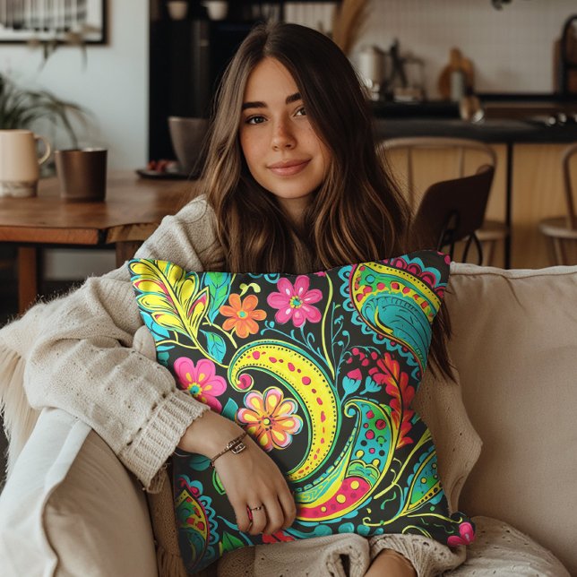 Neon Paisley Black Rosa Blue Gult Kudde (Neon pink, yellow, and teal paisley decorator pillow.)