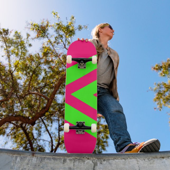 Neon Pink & Green Zigzag Skateboard – Customizable (Utomhus 1)