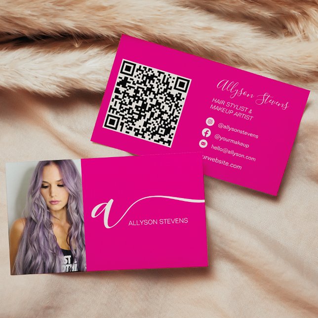 Neon rosa-hårsmakeup fotoinledande qr-kod visitkort (Neon pink hair makeup photo initial qr code business card on neon pink)