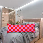 Neon Rosa och Red Checkerboard Vintage Kroppskudde<br><div class="desc">Neon Rosa och Red Checkerboard | VINTAGE | Klassisk | TRENDIG | SNYGGT | MODE | Minimal</div>