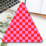 Neon Rosa och Red Checkerboard Vintage Triangelformat Klistermärke<br><div class="desc">Neon Rosa och Red Checkerboard | VINTAGE | Klassisk | TRENDIG | SNYGGT | MODE | Minimal</div>