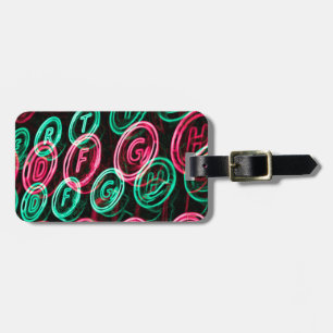 Neon-skrivmaskin-nycklar stängs av bagagebricka