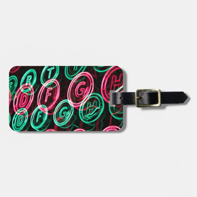 Neon-skrivmaskin-nycklar stängs av bagagebricka (Horisontell Framsida)