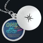 🦢 Neon Svan One Kärlek     Berlockhalsband<br><div class="desc">Den här designen har kärlek svanar och hjärtan i ljust nyljus. Ord "Ett Kärlek" skrivs med hjälp av trendiget med näteffekter. Underbar gåva till par under alla hjärtans dagar, och årsdag eller för en speciell bröllop-gåva. Anpassa enkelt parets namn och år med hjälp av knappen "Personlig". Kolla in alla matchande...</div>