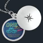 🦢 Neon Svan One Kärlek     Berlockhalsband<br><div class="desc">Den här designen har kärlek svanar och hjärtan i ljust nyljus. Ord "Ett Kärlek" skrivs med hjälp av trendiget med näteffekter. Underbar gåva till par under alla hjärtans dagar, och årsdag eller för en speciell bröllop-gåva. Anpassa enkelt parets namn och år med hjälp av knappen "Personlig". Kolla in alla matchande...</div>