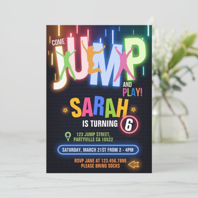 Neon Trampoline Bounds Födelsedagsfest Inbjudningar (Stående Fram)