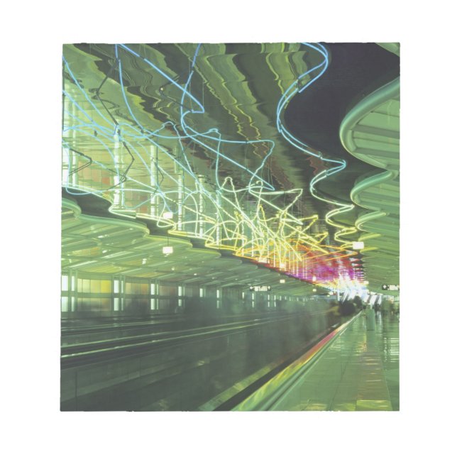 Neonbelysning i korridoren för O'hare Airport. Anteckningsblock (Framsida)