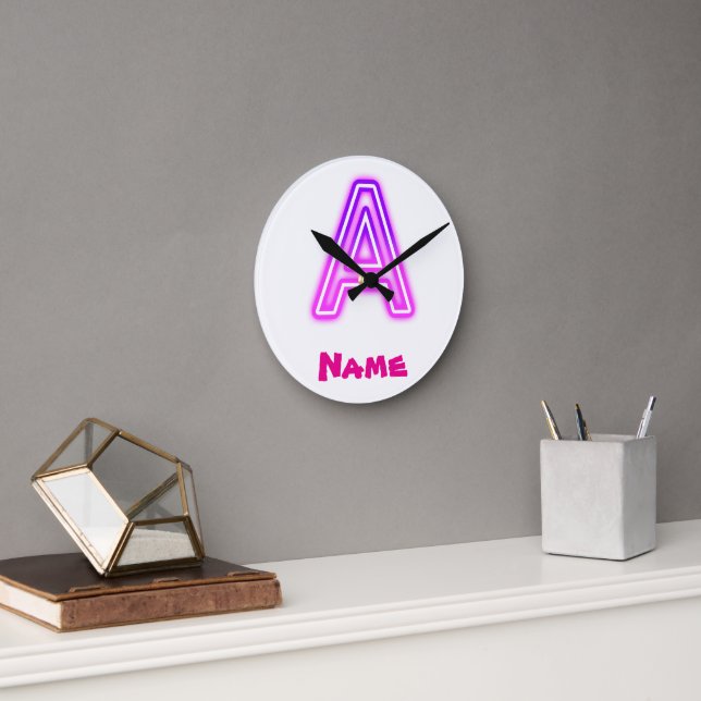 Neonbokstav A Monogram Glödande Lila Rosa Initial Rund Klocka (Kontor)