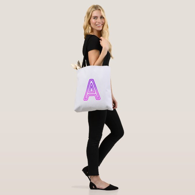 Neonbokstav A Monogram Glödande Lila Rosa Initial Tygkasse (På modell)