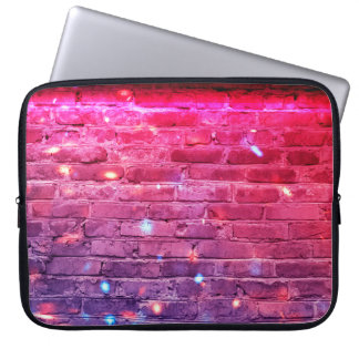 Neonljus: tom tegelvägg. laptop fodral