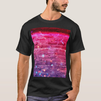 Neonljus: tom tegelvägg. t shirt
