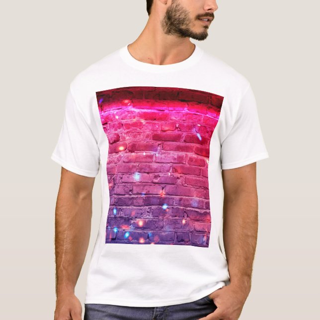 Neonljus: tom tegelvägg. t shirt (Framsida)