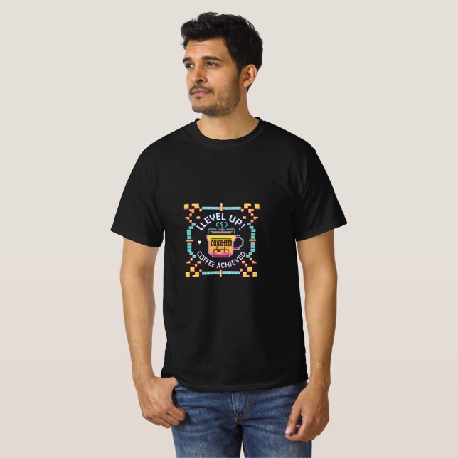 NER UPP! COFFEE ACHIEVED - Retro Pixel Gamer Desi T Shirt (Hel framsida)