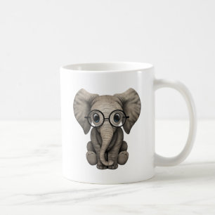 Nerdy babyelefant som ha på sig exponeringsglas kaffemugg