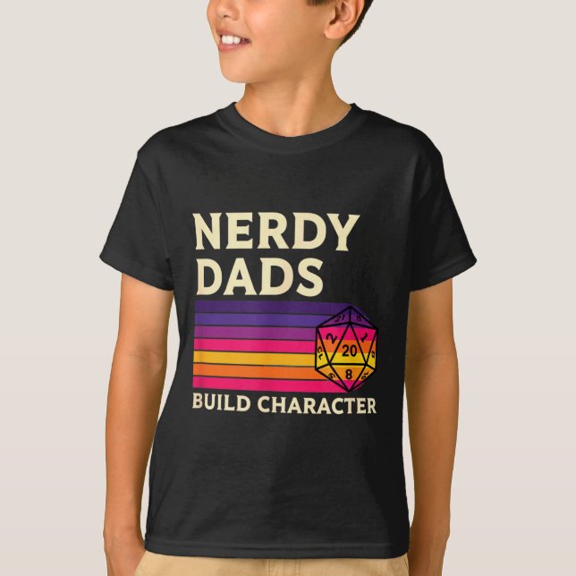 Nerdy Dads Build Character, Retro Tabletop Rpg Fat T Shirt (Framsida)