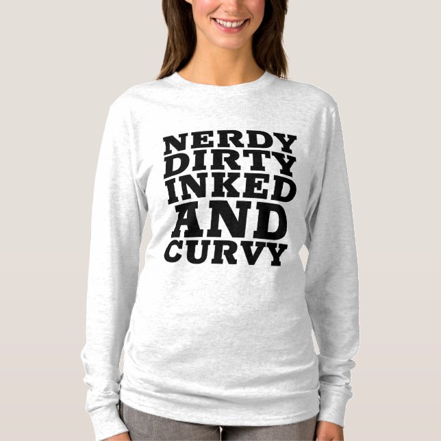 NERDY DIRTY INKED AND CURVY T-Shirts (Framsida)