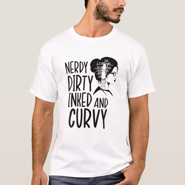 Nerdy Dirty Inked Curvy Book Reader Reading Tattoo T Shirt (Framsida)