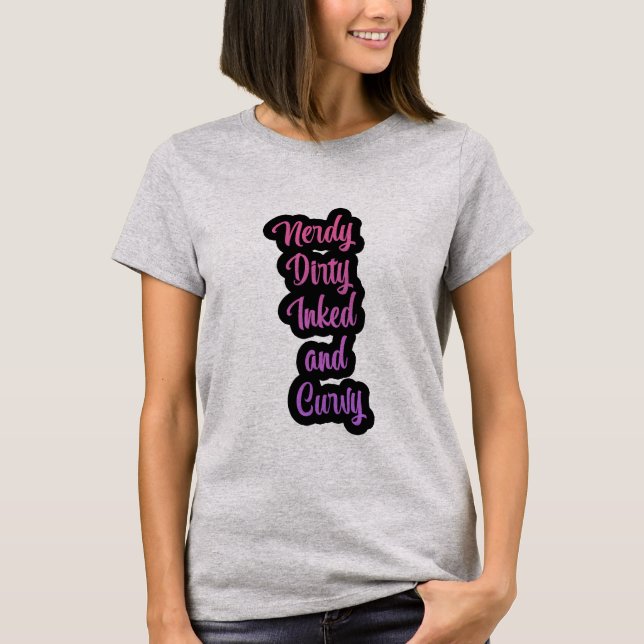 Nerdy, Dirty, Inked och Curvy Dam T-Shirt (Framsida)