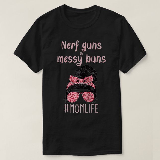 Nerf Guns And Messy Buns Funny Momlife  T Shirt (Design framsida)