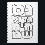 Nes Gadol Haya Sham - Hebrew Dreidel Chanukah Anteckningsbok<br><div class="desc">Fyra ord för de fyra brev som du hittar på en dröm: Nn (nes),  grimel (gadol),  hej (haya),  shin (sham),  som står för,  "Ett underbart mirakel hände där". Enkel och slående design för alla som använder kärlek Hebrew-typografi. Underbar idé om en Chanukah/Hanukkah-gåva.</div>