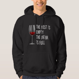 Nesten är tom. Drycken är glas av Vin i Fullt. Hoodie